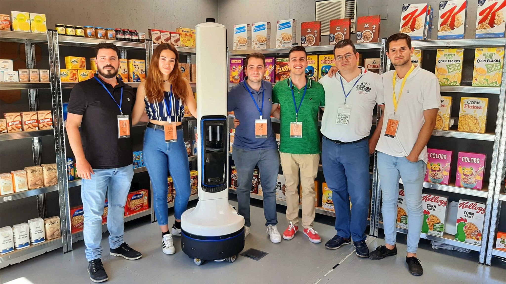 Equipo de Superrobotics con el robot Bob en un entorno retail
